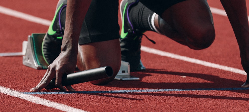 现代科技感体育直播演播室多屏幕显示实时比赛画面